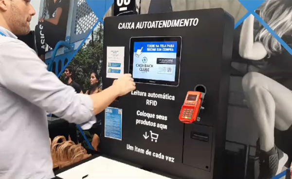 Decathlon reduz tempo do cliente no self checkout com RFID da Sensormatic